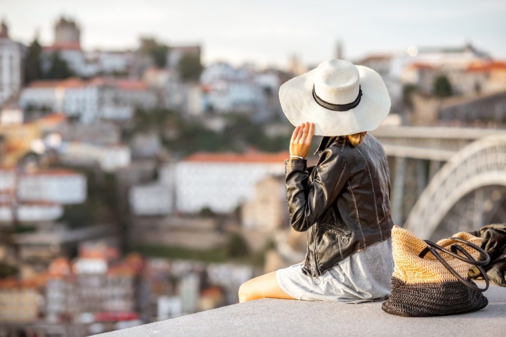 Alicante, położone na wybrzeżu Costa Blanca, jest jednym z najbardziej pożądanych miejsc na mapie Hiszpanii zarówno dla turystów, jak i inwestorów nieruchomości