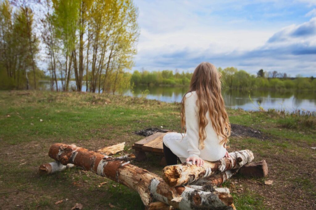 Działka nad wodą to idealne miejsce do tworzenia stref rekreacyjnych zarówno dla właścicieli, jak i turystów