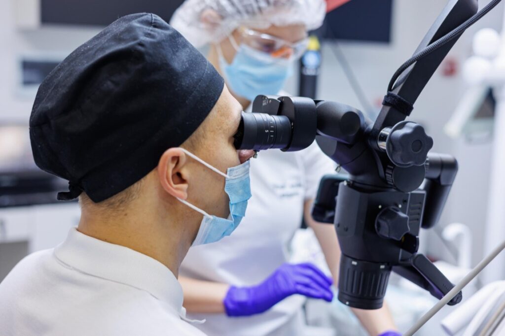 Leczenie kanałowe stanowi fundament nowoczesnej stomatologii zachowawczej i jest niezbędne dla utrzymania zdrowia jamy ustnej na wysokim poziomie